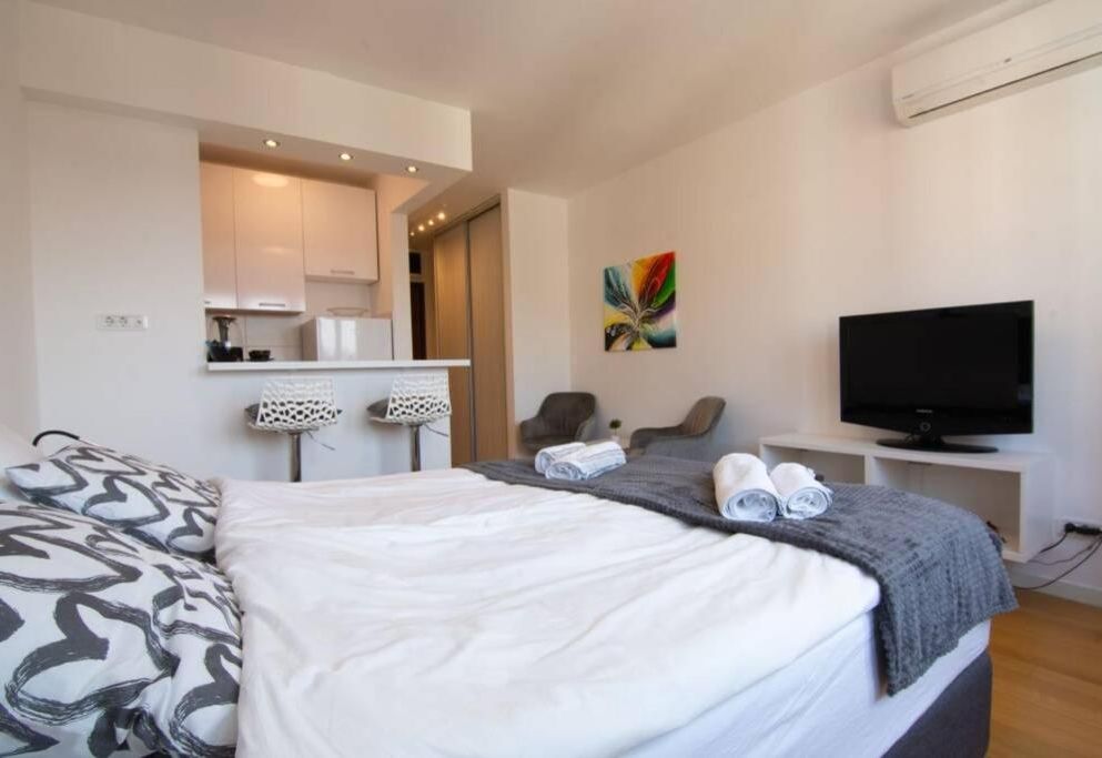 A Blok New Modern - Free garage parking, comfortable, quiet with a park view