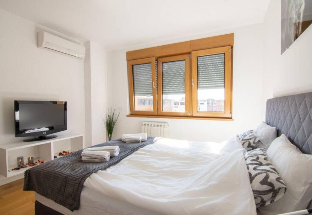 A Blok New Modern - Free garage parking, comfortable, quiet with a park view