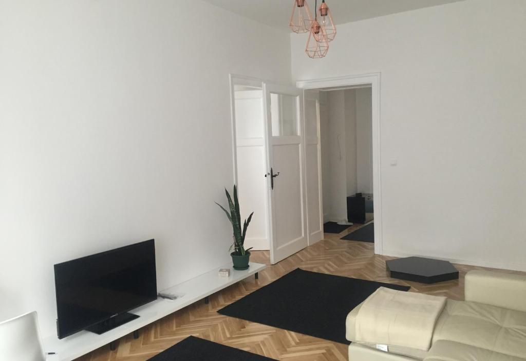 Bright Apartment Central