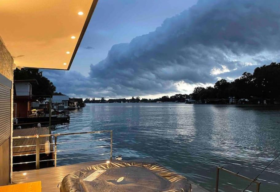 Buena Vista- Floating house Belgrade Sava River