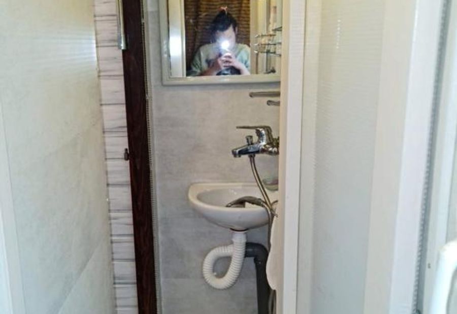 Kuca i splav na reci Savi