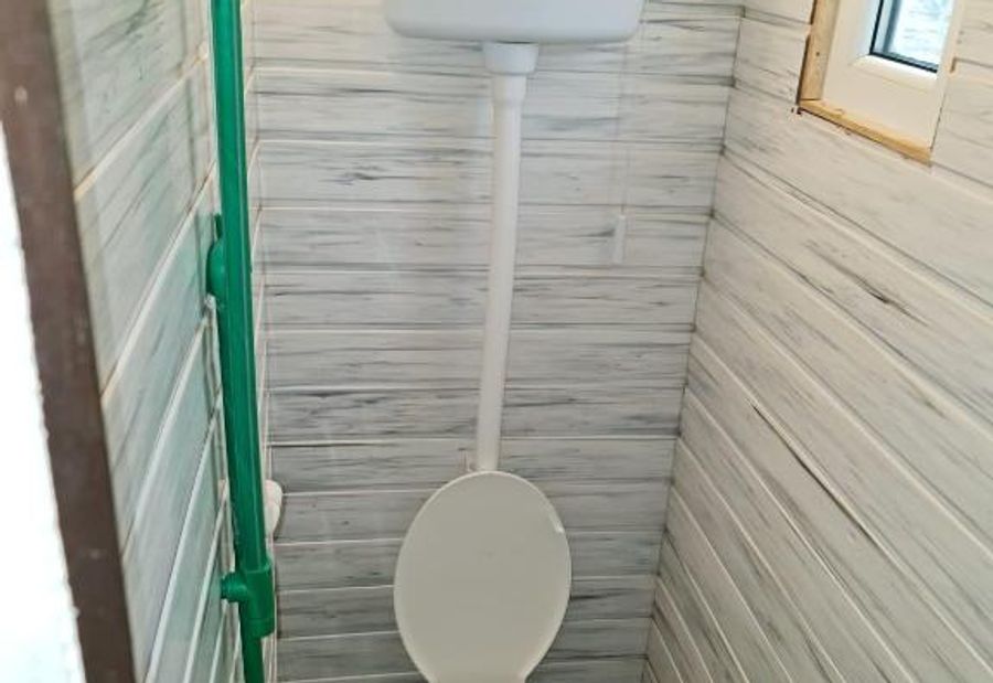 Kuca i splav na reci Savi