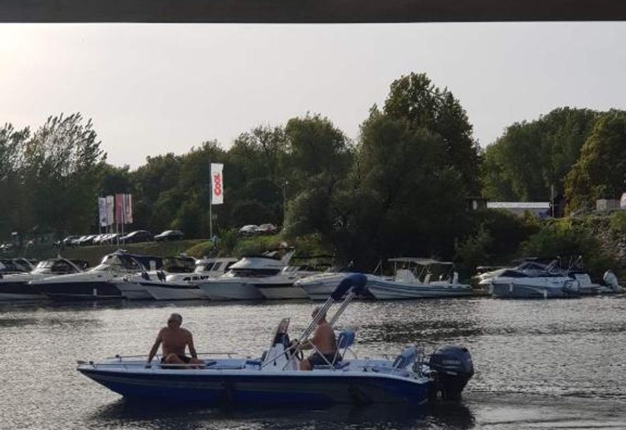 Kuca i splav na reci Savi
