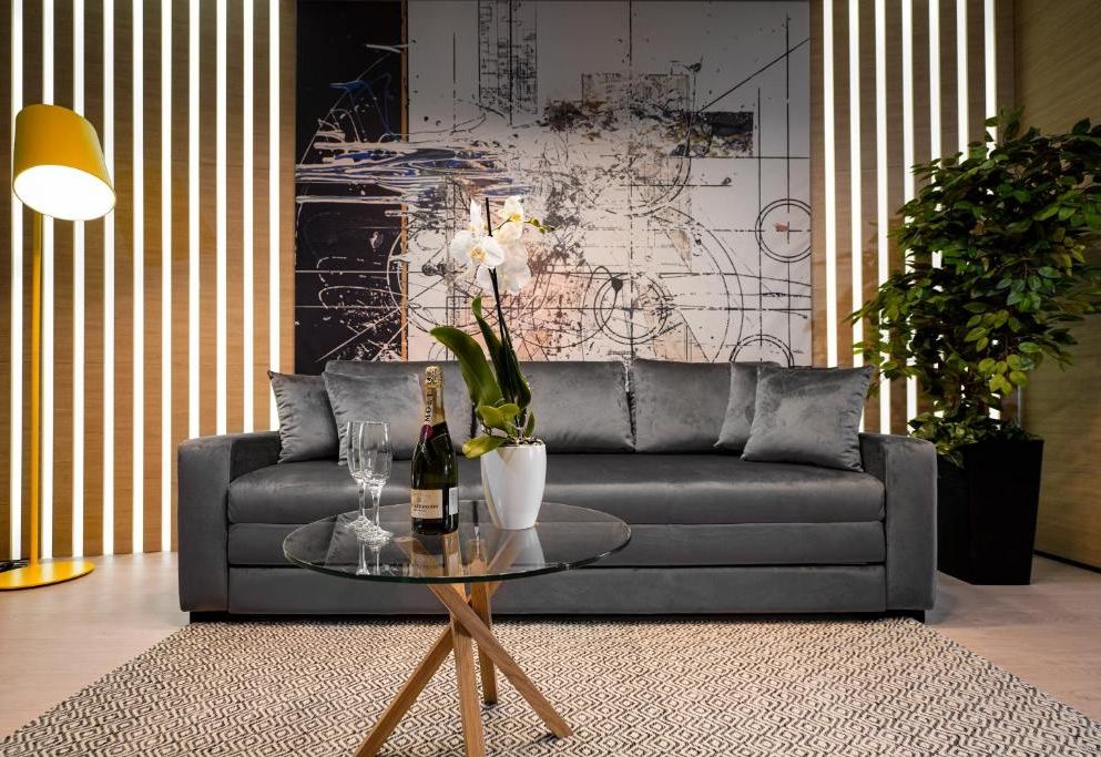 Maccani Black Luxury Suites