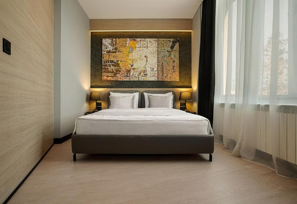 Maccani Black Luxury Suites
