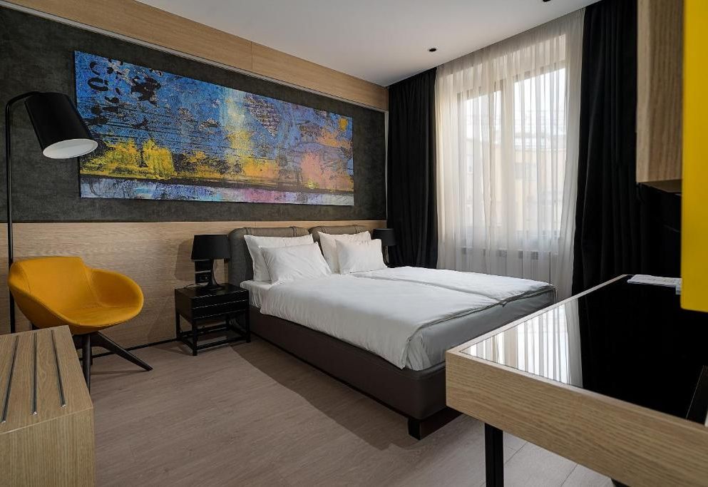 Maccani Black Luxury Suites