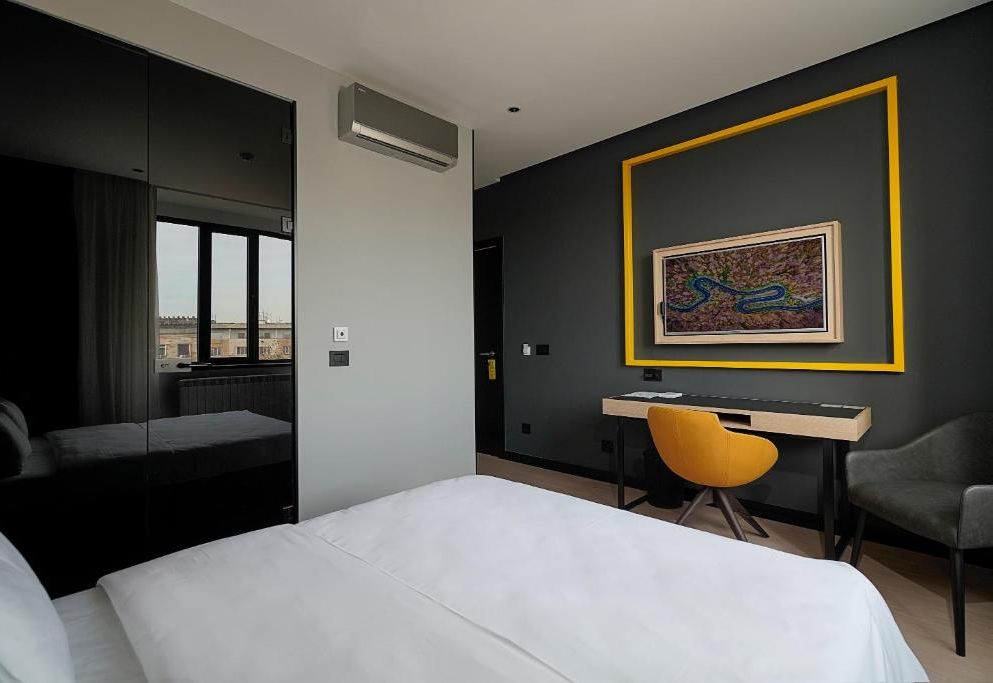 Maccani Black Luxury Suites