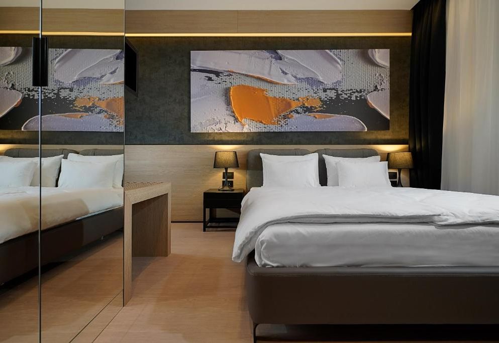 Maccani Black Luxury Suites