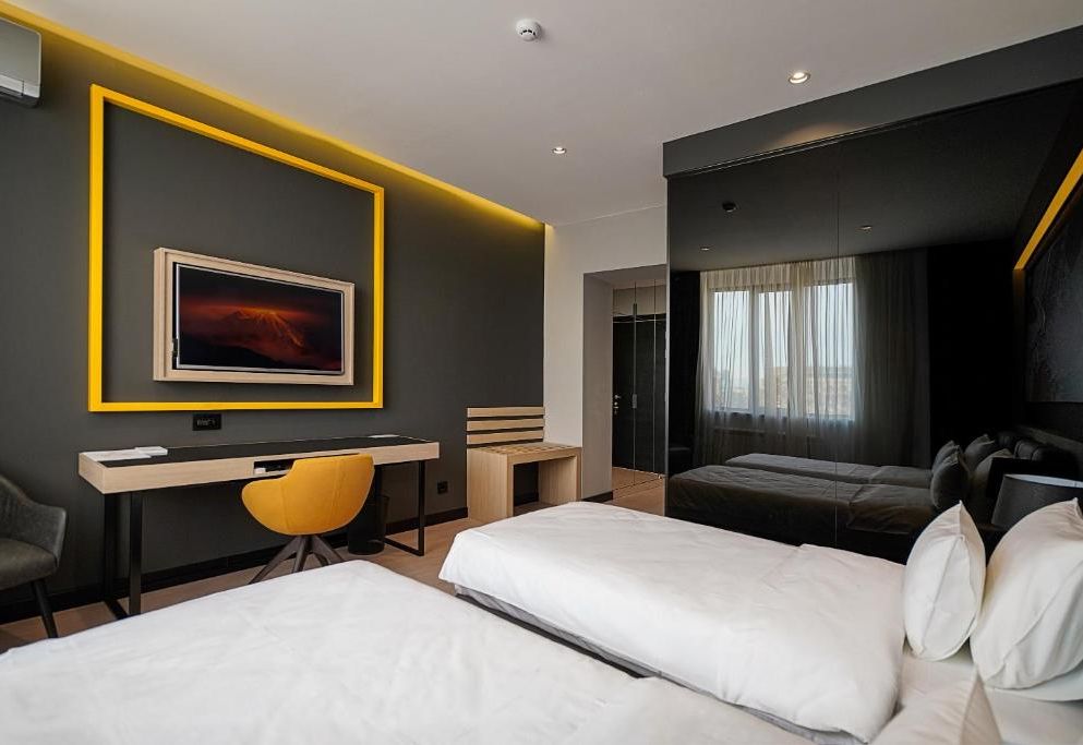 Maccani Black Luxury Suites