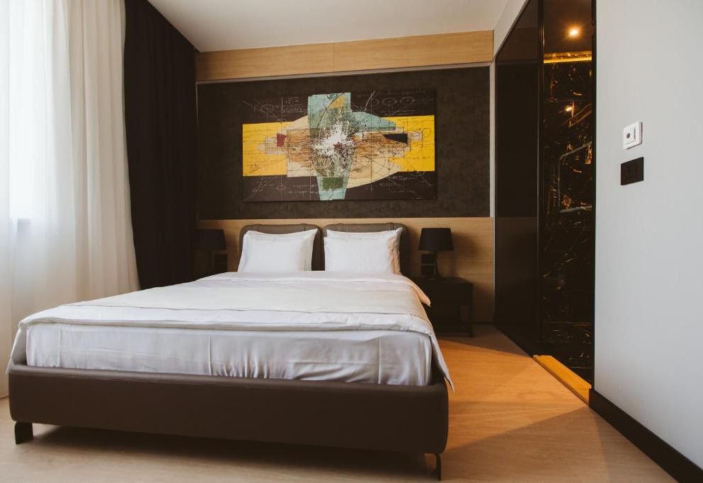 Maccani Black Luxury Suites