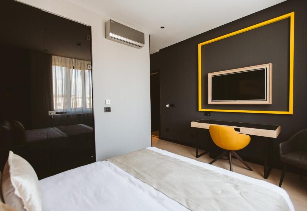 Maccani Black Luxury Suites