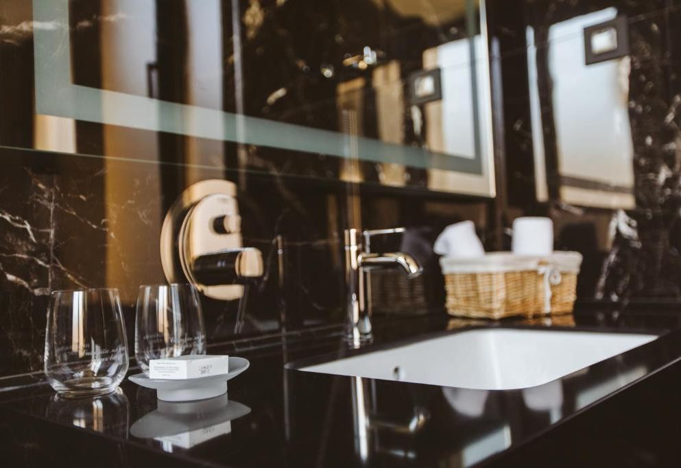 Maccani Black Luxury Suites