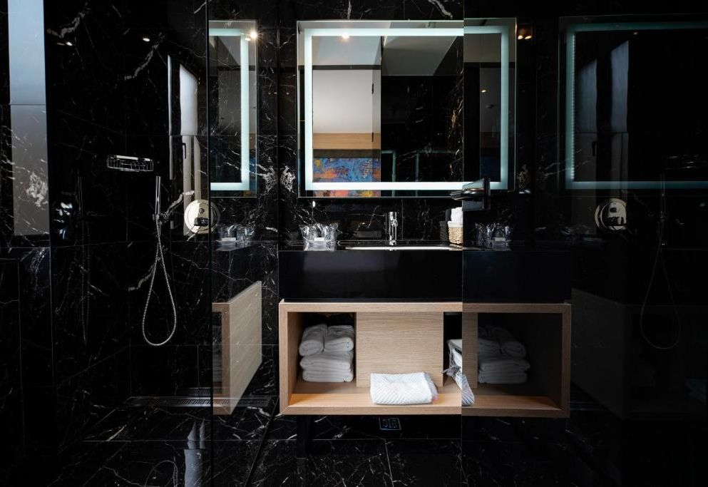 Maccani Black Luxury Suites