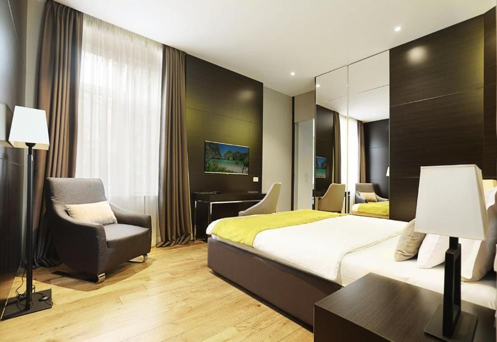Maccani Black Luxury Suites