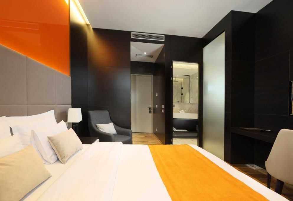 Maccani Black Luxury Suites