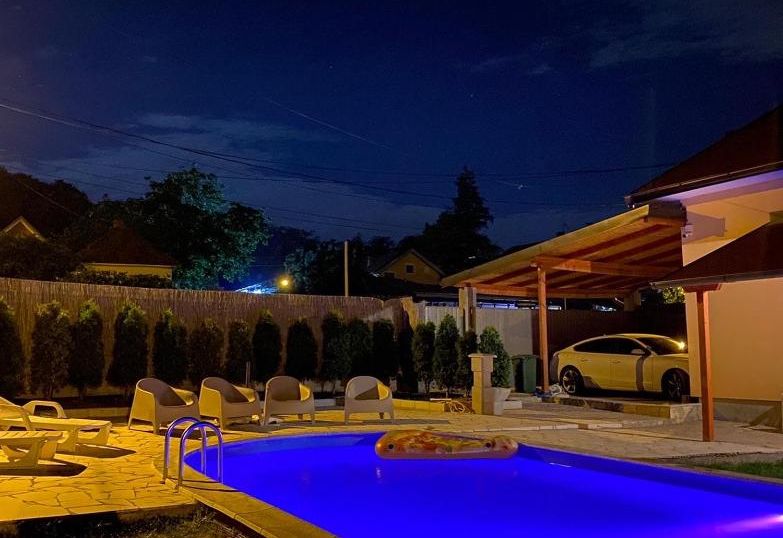 Mika’s Poolhouse