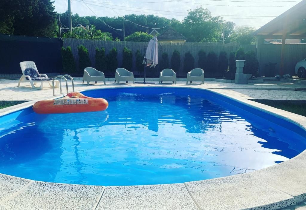 Mika’s Poolhouse