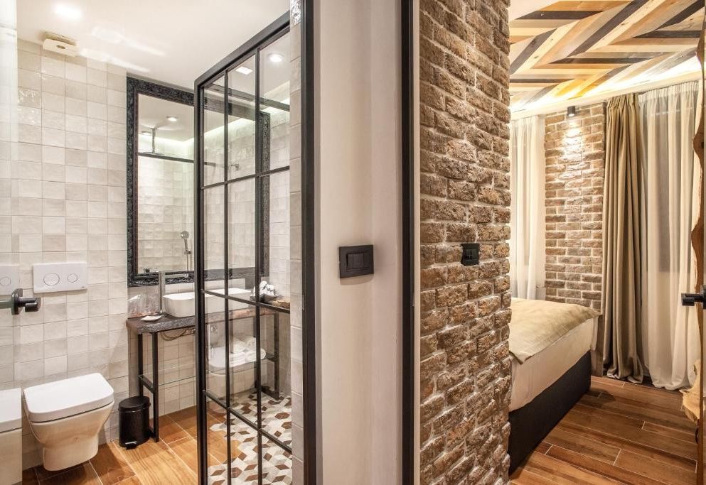 One Luxury Suites