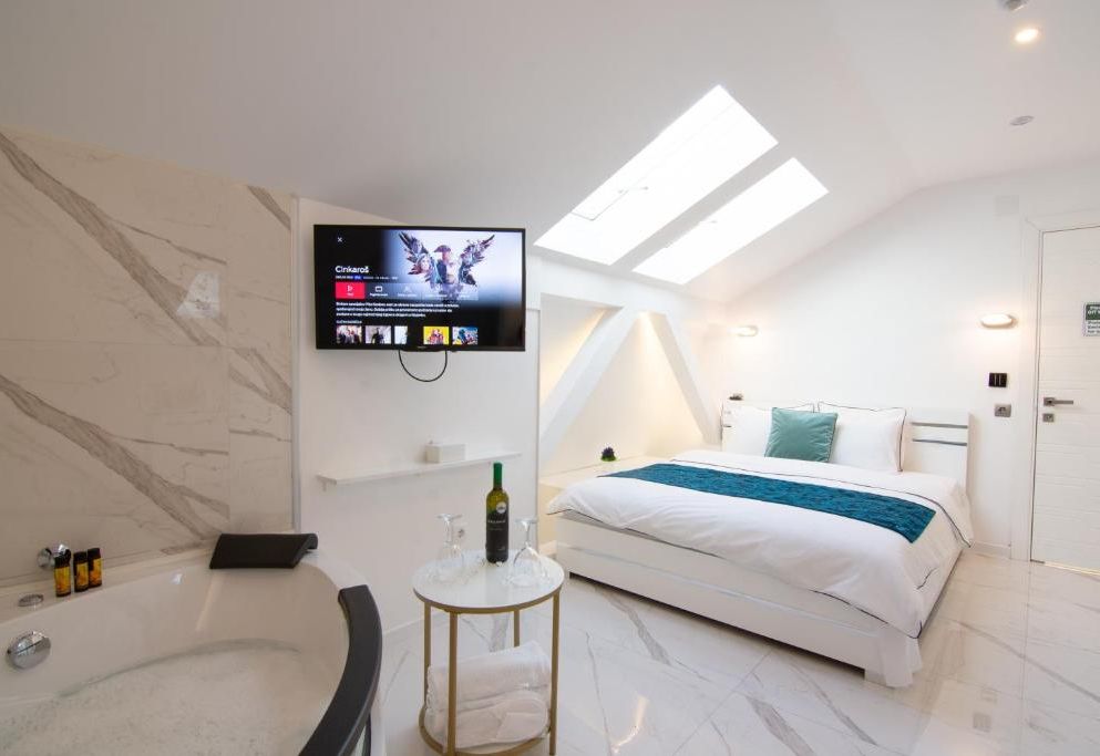 Seven Luxury Suites