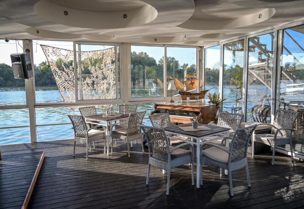 SWEET HOUSE on the river