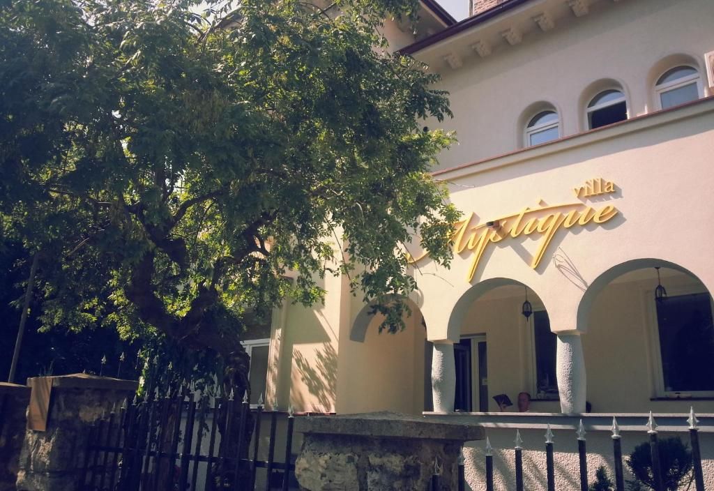 Villa Mystique