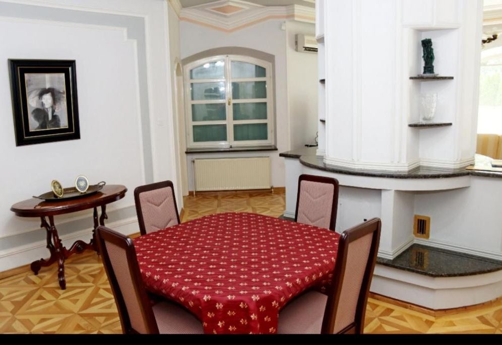 Elite House