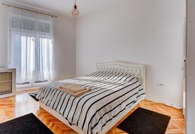 Bright Apartment Central